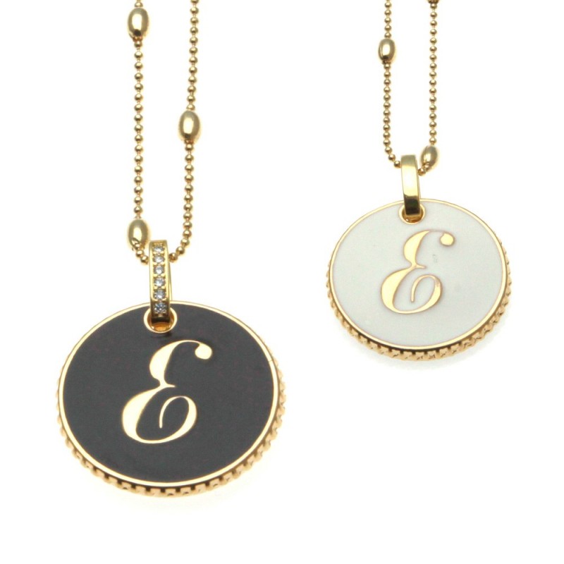 collana con lettera e in bronzo e smalto