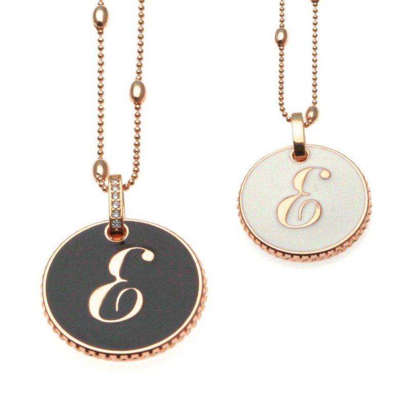 collana con lettera e in bronzo e smalto