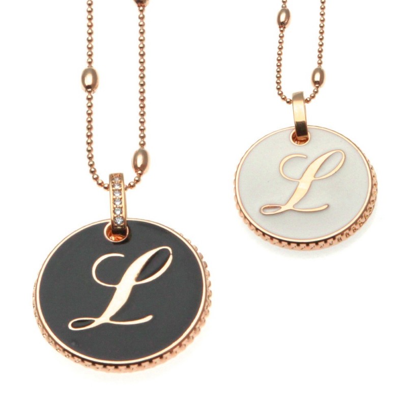 collana con lettera l in bronzo e smalto