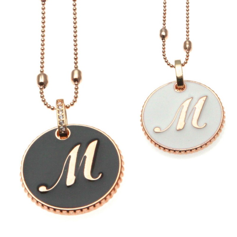 collana con lettera m in bronzo e smalto