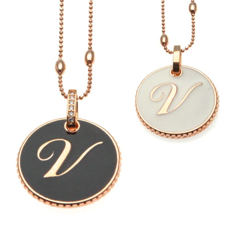 collana con lettera v in bronzo e smalto