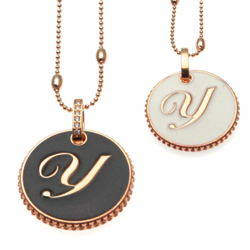 collana con lettera y in bronzo e smalto