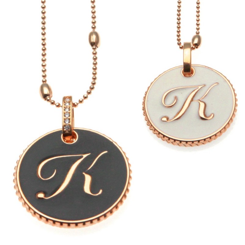 collana con lettera k in bronzo e smalto