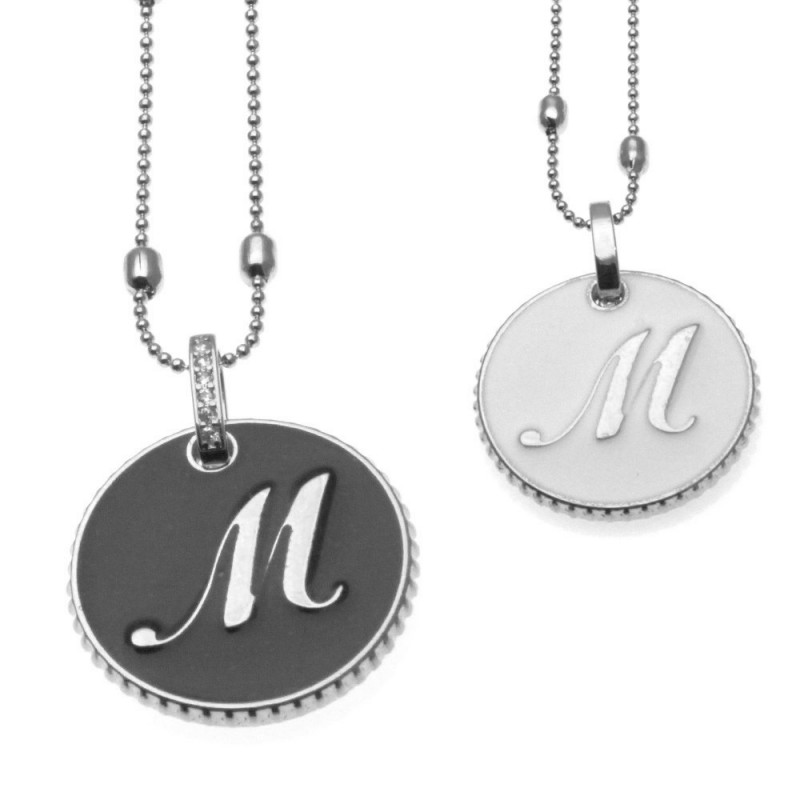 collana con lettera m in bronzo e smalto
